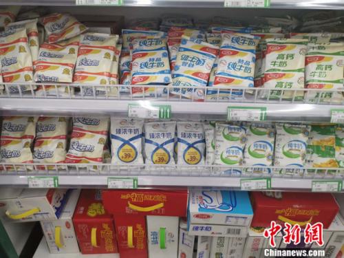 圖為超市里的乳品區(qū)。 謝藝觀 攝