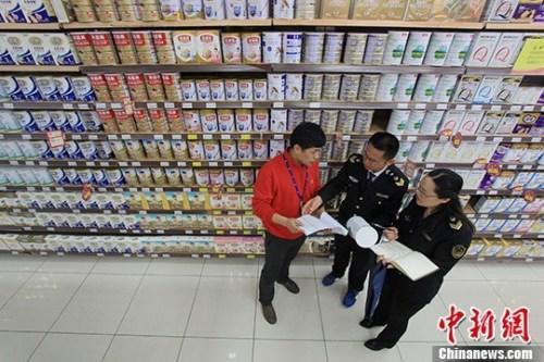 資料圖：超市內(nèi)工作人員在檢查奶粉。<a target='_blank' href='http://www.chinanews.com/'>中新社</a>記者 張婭子 攝