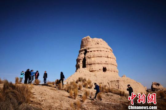 圖為意中貿(mào)促會考察團參觀瓜州鎖陽城遺址?！《∷?攝