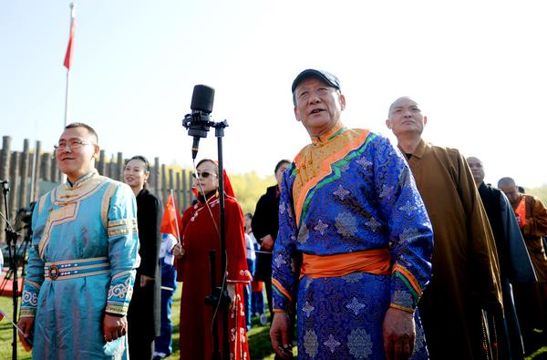 9、首都統(tǒng)一戰(zhàn)線各民主黨派少數(shù)民族.成員在活動現(xiàn)場jpg