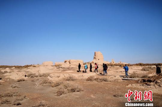 鎖陽城遺址是一處集古遺址、古佛寺遺址、古渠系和古墾區(qū)、墓葬群等多種遺跡為一體的文化遺產(chǎn)，保存了中國古代最為完整的軍事防御體系和農(nóng)業(yè)灌溉水利體系。圖為2019年4月上旬游客參觀?！《∷?攝