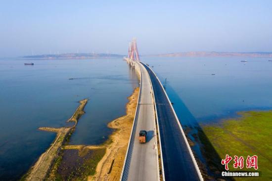 資料圖：正在修建的跨湖高速公路。<a target='_blank' href='http://www.chinanews.com/'>中新社</a>發(fā) 傅建斌 攝