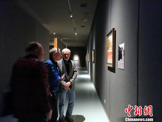 圖為，觀眾在觀賞“印象山東——俄羅斯油畫家寫生作品展”。　孫宏瑗 攝