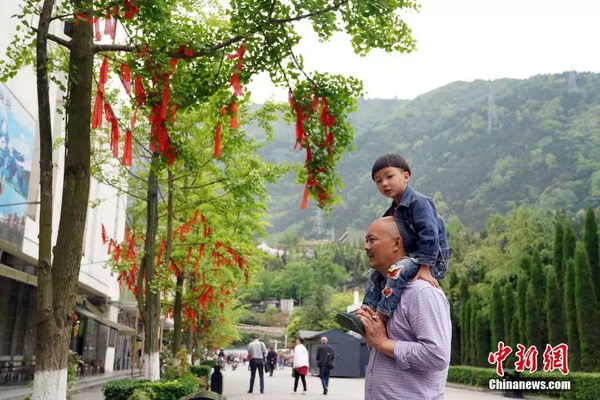 參觀者在汶川縣映秀鎮(zhèn)漩口中學(xué)地震遺址。中新社記者 毛建軍 攝