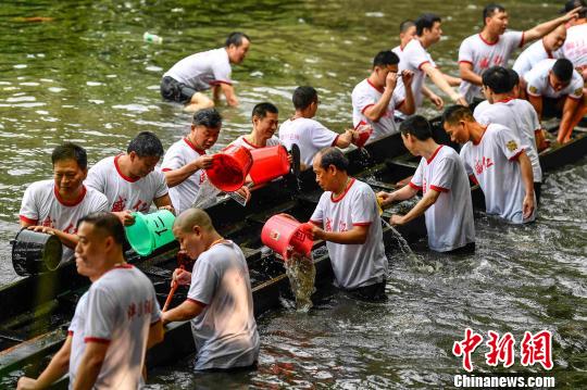 村民們將積壓龍船艙內(nèi)的泥沙掏出。　陳驥旻 攝