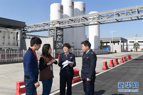 4月1日，國家稅務總局杭州市富陽區(qū)稅務局工作人員（右二）在杭州永特信息技術有限公司向財務人員講解減稅降費政策。新華社記者黃宗治攝