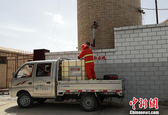 圖為酒泉市肅州區(qū)西溝村利用水塔改建“土”消火栓，有效解決農(nóng)村發(fā)生火災時消防車取水困難實際問題?！⒂裉?攝