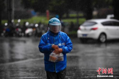 外賣小哥冒雨送餐。<a target='_blank' href='http://www.chinanews.com/'>中新社</a>記者 劉冉陽 攝