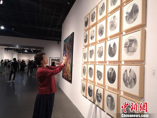 歷數(shù)浙江70載發(fā)展巨變百余幅作品展今朝芳華