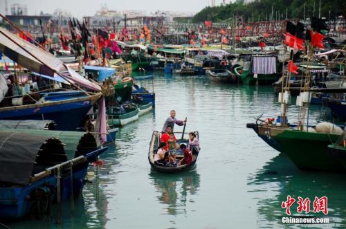 資料圖：廣西北海電建漁港，漁民乘小艇上岸。<a target='_blank' href='http://www.chinanews.com/'>中新社</a>記者 翟李強(qiáng) 攝