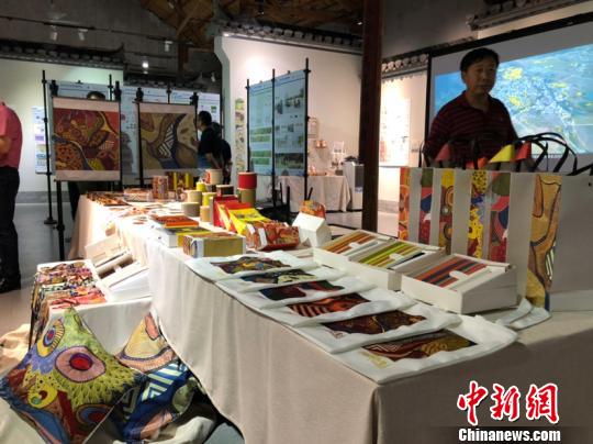 展覽上的文創(chuàng)產(chǎn)品展示。供圖