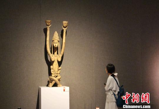 圖為人們參觀“生命之靈——非洲雕刻藝術精品展”?！≮w曉 攝