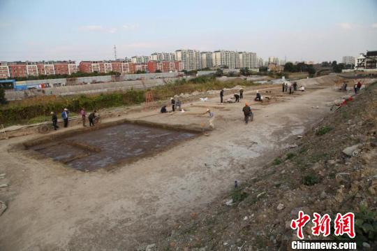 圖為梅里遺址伯瀆河南岸第一次發(fā)掘場(chǎng)景。　考古所供圖 攝