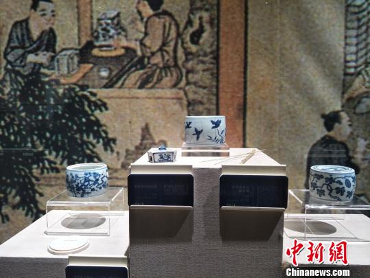 “景德鎮(zhèn)宋元明清花器瓷展”在廣東東莞市袁崇煥紀(jì)念園開展。圖為展出花器瓷文物精品 李映民 攝