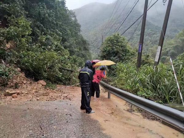 寧?？h澄深村支書張林恩攙扶吳菊芳走過塌方點