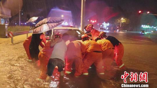 臺(tái)風(fēng)“利奇馬”橫掃山東致3人被洪水沖走正在搜救