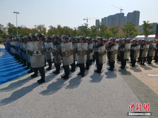 8月12日，公安部組織全國公安機(jī)關(guān)在154個城市同步開展以“銷槍爆 除禍患 保大慶 護(hù)民安”為主題的集中統(tǒng)一銷毀活動，對去年以來全國公安機(jī)關(guān)收繳和群眾主動上繳的氣槍、獵槍等10.7萬支非法槍支及一大批炸藥、雷管等爆炸物品進(jìn)行集中安全銷毀，切實(shí)消除社會治安隱患。張子揚(yáng) 攝