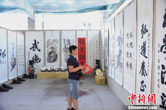 “養(yǎng)心觀德”文化藝術(shù)展展出眾多名家字畫，詮釋“文武雙全”?！￡慅埳?攝