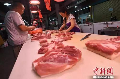 資料圖：民眾在菜市場(chǎng)選購(gòu)豬肉。<a target='_blank' href='http://www.chinanews.com/'>中新社</a>記者 武俊杰 攝