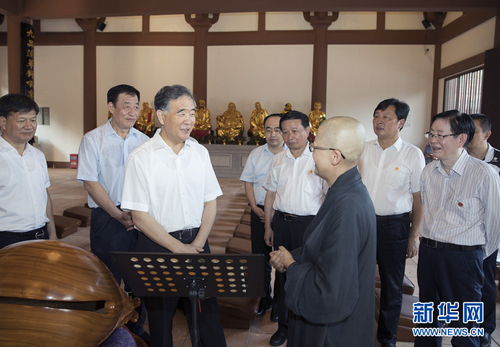 9月9日至10日，中共中央政治局常委、全國(guó)政協(xié)主席汪洋在江西調(diào)研宗教工作。這是9月9日，汪洋在宜黃縣曹山寶積寺與僧人交流。新華社記者 王曄 攝