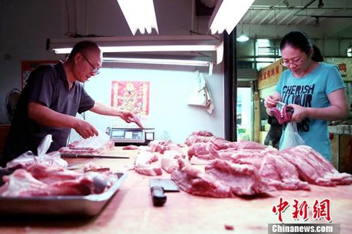 資料圖：民眾購買豬肉。<a target='_blank' href='http://www.chinanews.com/'>中新社</a>記者 張遠(yuǎn) 攝