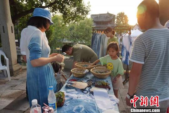 扎染攤位吸引許多游客。　張煜歡 攝