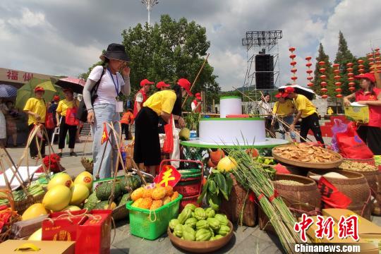 現(xiàn)場(chǎng)展銷環(huán)節(jié)，福建省各設(shè)區(qū)市、平潭綜合實(shí)驗(yàn)區(qū)和尤溪縣精選的八閩特產(chǎn)亮相?！?yán)士冬 攝