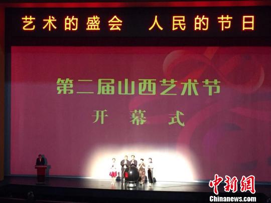 晉劇表演藝術(shù)家王愛(ài)愛(ài)、書法家趙望進(jìn)、群眾廣場(chǎng)舞傳播人吳蓓和中國(guó)戲曲少兒小梅花獎(jiǎng)獲得者王佳欣與呂巖松共同按下啟動(dòng)球，啟幕第二屆山西藝術(shù)節(jié)。主辦方供圖