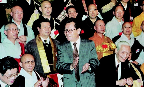 1995年5月22日，李瑞環(huán)主席在人民大會(huì)堂與出席中國、韓國、日本佛教友好交流會(huì)議的代表合影。  新華社發(fā)