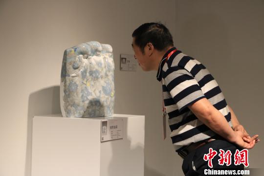 9月20日，第十三屆全國美術(shù)作品展覽陶藝作品展作品吸引觀者駐足觀賞?！±铐嵑?攝