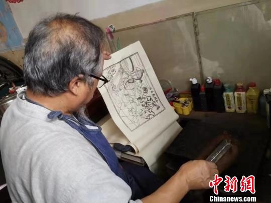 18歲那年，山西絳州木版年畫傳承人吳百鎖第一次接觸絳州木版年畫，便被它古樸的線條和厚重的色彩所吸引。　楊佩佩 攝