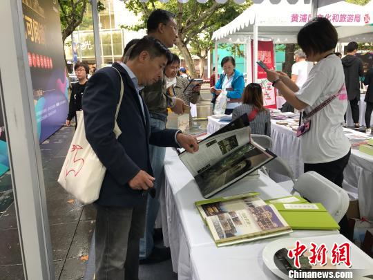 市集上展示了百余種與“建筑可閱讀”相關(guān)的文創(chuàng)產(chǎn)品?！≤窡?攝