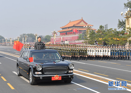 10月1日，慶祝中華人民共和國(guó)成立70周年大會(huì)在北京天安門廣場(chǎng)隆重舉行。這是中共中央總書記、國(guó)家主席、中央軍委主席習(xí)近平檢閱受閱部隊(duì)。 新華社記者 李濤 攝