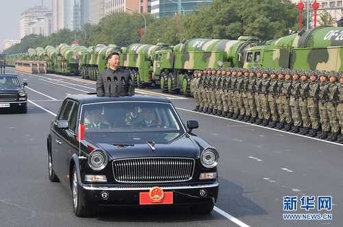 10月1日，慶祝中華人民共和國(guó)成立70周年大會(huì)在北京天安門廣場(chǎng)隆重舉行。這是中共中央總書記、國(guó)家主席、中央軍委主席習(xí)近平檢閱受閱部隊(duì)。 新華社記者 李濤 攝