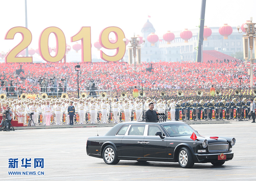 10月1日，慶祝中華人民共和國(guó)成立70周年大會(huì)在北京天安門廣場(chǎng)隆重舉行。這是中共中央總書記、國(guó)家主席、中央軍委主席習(xí)近平檢閱受閱部隊(duì)。 新華社記者 劉衛(wèi)兵 攝  jpg