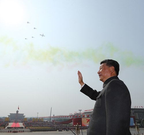 10月1日，慶祝中華人民共和國(guó)成立70周年大會(huì)在北京天安門廣場(chǎng)隆重舉行。中共中央總書記、國(guó)家主席、中央軍委主席習(xí)近平發(fā)表重要講話并檢閱受閱部隊(duì)。這是習(xí)近平在天安門城樓上。 新華社記者 鞠鵬 攝jpg