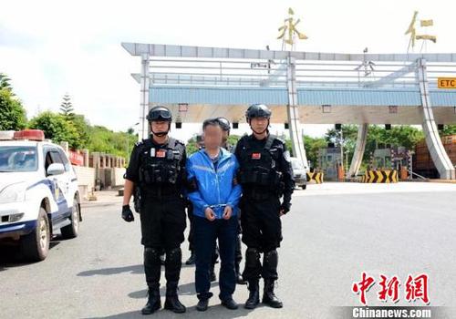 圖為潛逃十三年的李某某被永仁警方押解回云南。永仁警方供圖