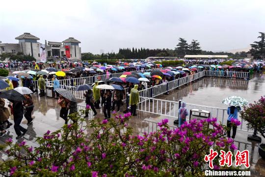 游客冒雨參觀秦始皇帝陵博物院?！?zhí)熘?攝