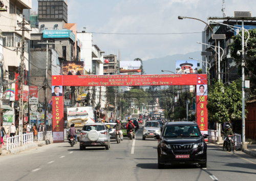 尼首都加德滿都主要道路上已掛起“熱烈歡迎我們尊貴的中國(guó)客人”“巍巍珠峰高聳，中尼友誼長(zhǎng)存”等歡迎標(biāo)語。新華社記者王婧嬙攝