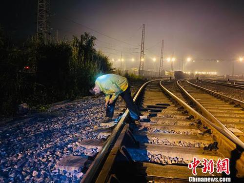 鐵路工人排查線路安全隱患?！¤F路供圖 攝