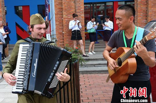 不同國家的街頭藝人共同演出?！≈T德清 攝