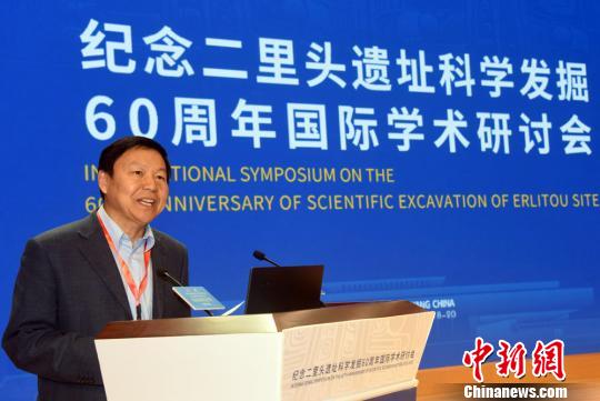 許宏研究員主持紀念二里頭遺址科學發(fā)掘60周年國際學術研討會。　孫自法 攝