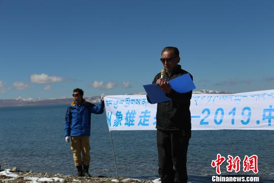 圖為團(tuán)隊(duì)成員在瑪旁雍錯(cuò)湖邊讀詩(shī)?；顒?dòng)方供圖