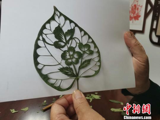 圖為，都婉莉創(chuàng)作的作品“蝶戀花”?！O宏瑗 攝