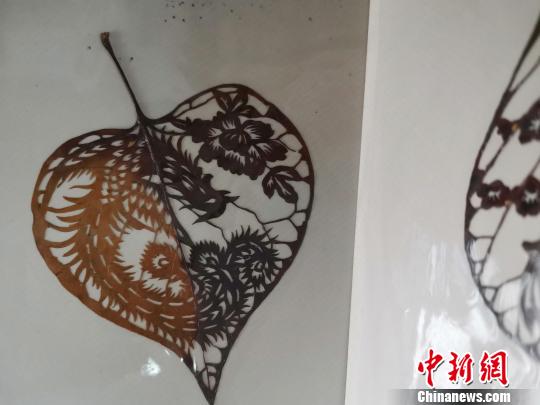 圖為，都婉莉創(chuàng)作的變色葉雕作品?！O宏瑗 攝