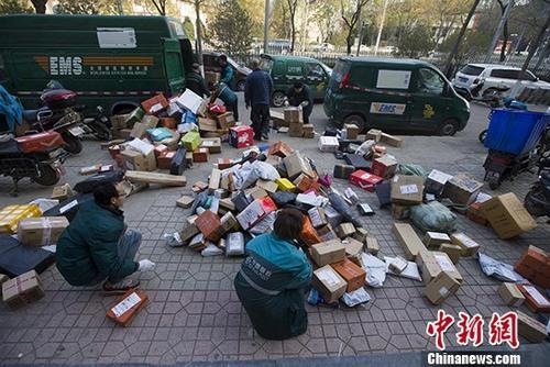 資料圖：雙十一臨近，快遞員也忙碌起來。 <a target='_blank' href='http://www.chinanews.com/'>中新社</a>記者 張?jiān)?攝