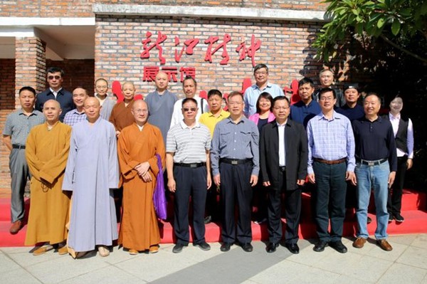 圖為福建省經(jīng)濟(jì)社會(huì)事業(yè)發(fā)展新成就考察團(tuán)全體委員合影