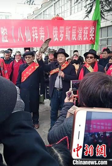 圖為許建忠在平?jīng)鍪谐缧趴h城街道說春官詩。(資料圖) 郭惠民 攝