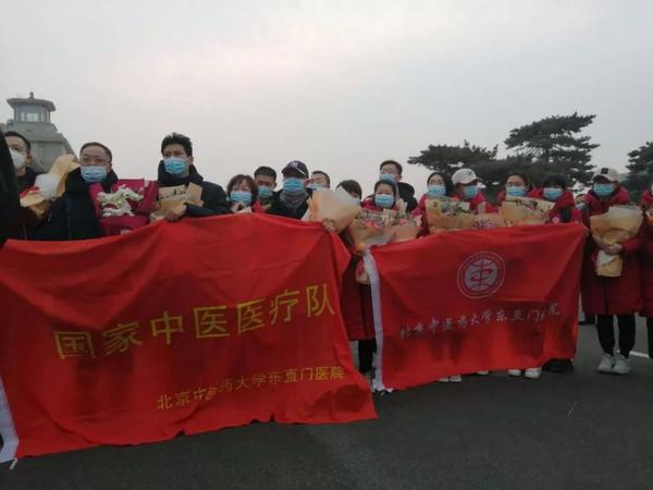 行動五-民盟北京中醫(yī)藥大學(xué)委員會第三支部盟員、北京中醫(yī)藥大學(xué)東直門醫(yī)院針灸科副主任醫(yī)師劉寧（上圖左三）參與“國家中醫(yī)醫(yī)療隊”，1月27日已抵達湖北武漢，參與武漢中西醫(yī)結(jié)合醫(yī)院的診治工作。