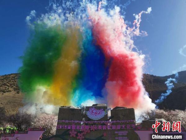 圖為林芝桃花節(jié)開幕場景，2019年3月29日，林芝第十七屆桃花旅游文化節(jié)在巴宜區(qū)開幕(資料圖)?！垈?攝